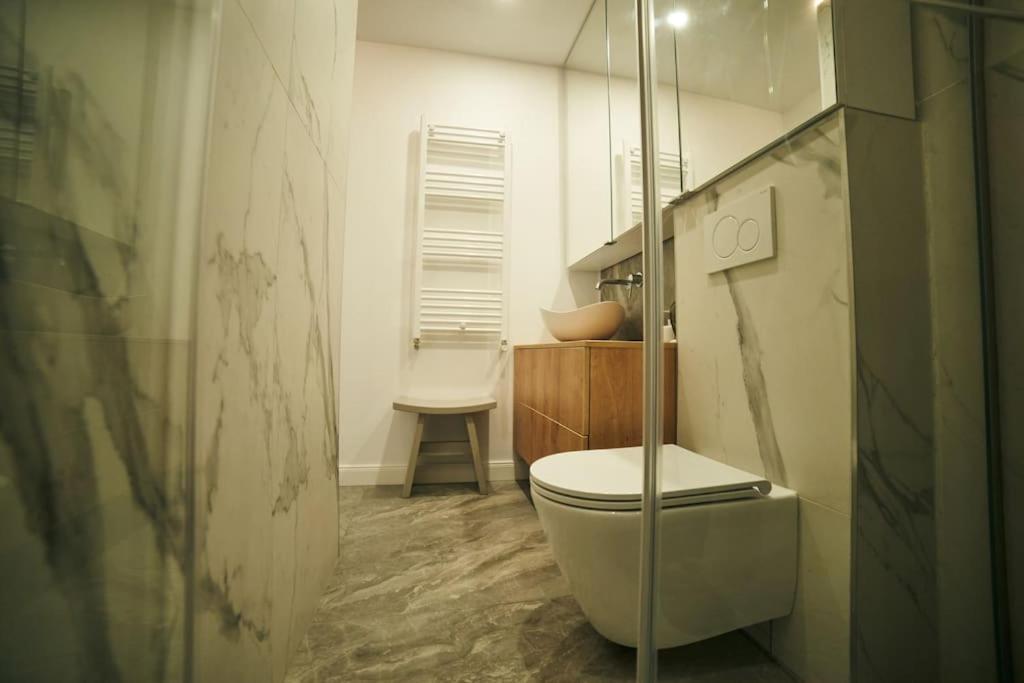 Ultracentral Two Rooms Apartment In Bukarest Kültér fotó